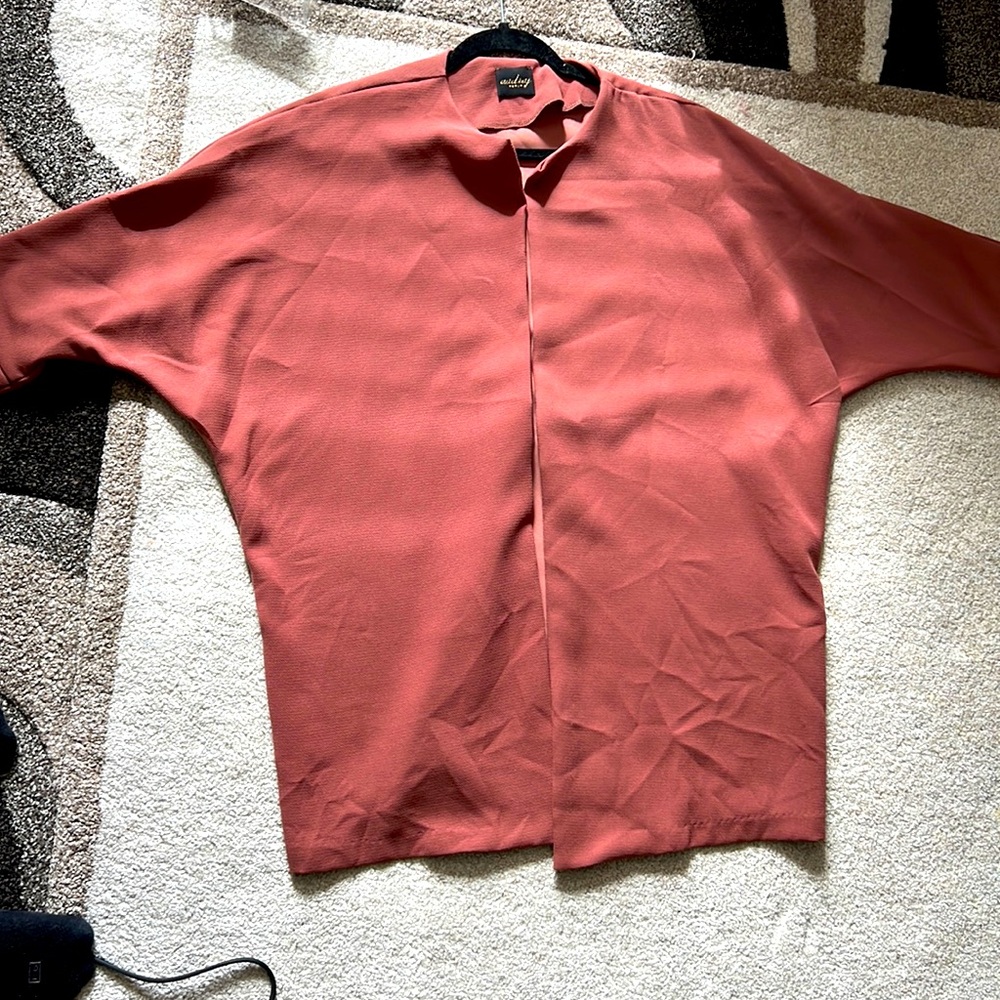 Color: Tan. Size S but it can be also Large, open blazer